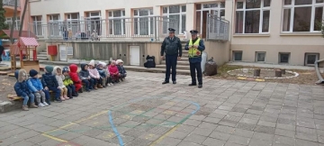 Полицаи от Благоевград запознаха децата от ДГ  Мак  със спецификата на тяхната професия