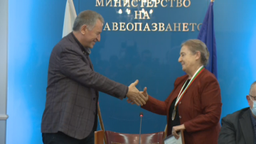 Здравният министър: Утре вероятно излизаме от тъмночервената зона