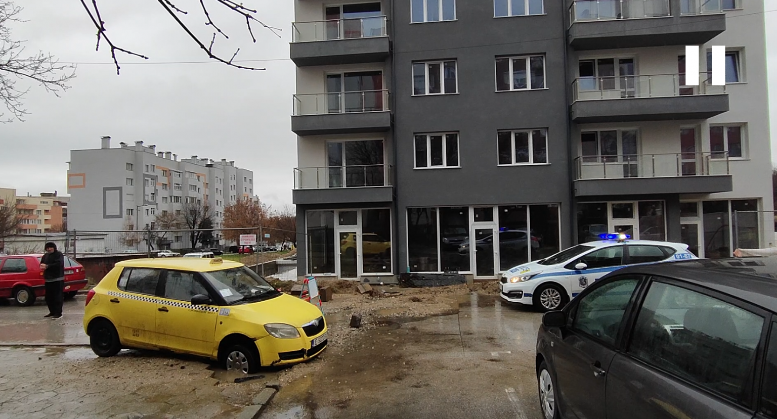 Инцидент в Благоевград: Такси пропадна в огромна яма край новострояща се кооперация