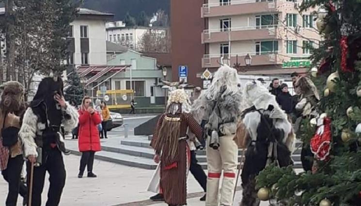 Кукери палят елхата в Дупница, гонят злите сили, за да дойде Дядо Коледа