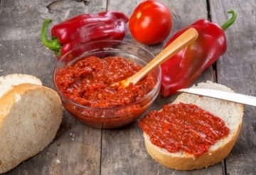 От вкусно по-вкусно: Пълним колетите за чужбина с лютеница и луканка