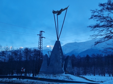 Вандали потрошиха стъклата на два автомобила в гр. Разлог