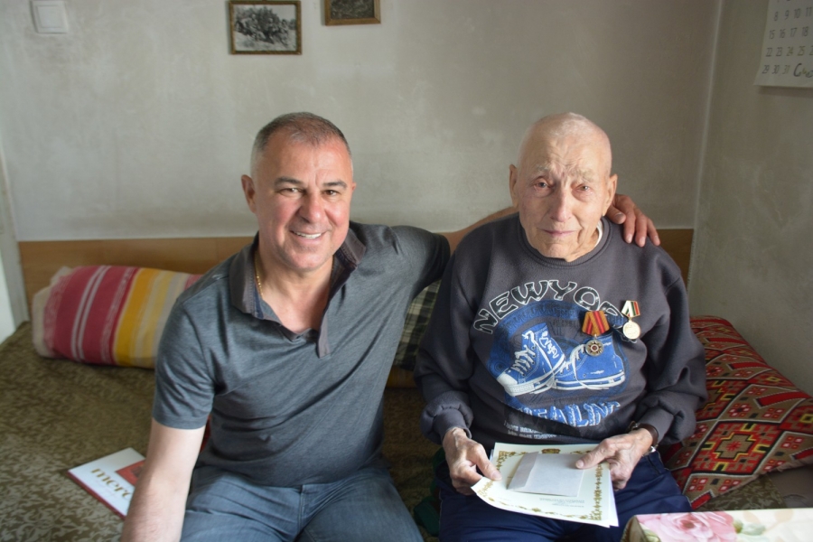 Кметът на Симитли Апостол Апостолов връчи юбилейни медали на ветераните от Втората световна война