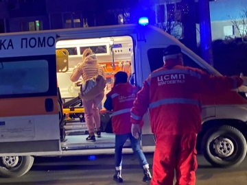 Браво! Пожарникарите спасиха две бебета на 2 месеца от съседен на горящия апартамент в кв. Струмско /Снимки/