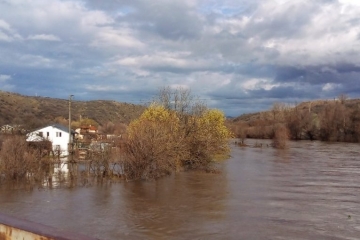 Воден ад: Река Струма преля край с. Бело поле, десетки вили и овощни градини под вода