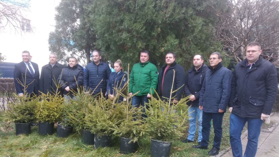 ОД на МВР в Благоевград се включи в кампания  Купи елхичка, помогни”
