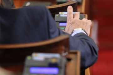 Парламентът наложи мораториум върху цените на тока и парното за домакинствата