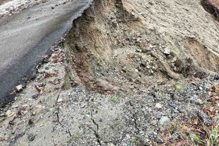 Доставят стоки от първа необходимост в село Сушица заради разрушен път