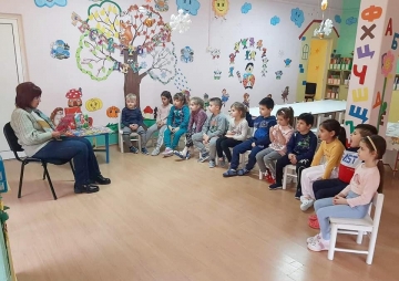 Кметът Иванка Чакалска чете приказки на децата от детската градина в село Крупник