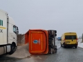 Отново! Камион с пясък се преобърна на АМ Струма при разклона за с. Боснек