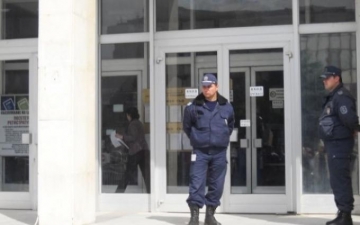 Искат постоянен арест за изпочупилия 21 коли в Благоевград
