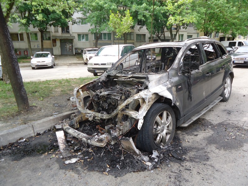 Запалиха джипа на Белишкия тази нощ в Благоевград