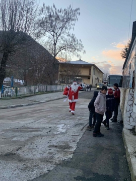 Дядо Коледа, Снежанка и децата на село Брежани запалиха заедно коледните светлини
