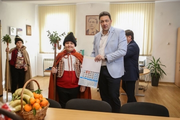 Кметът Димитър Бръчков посрещна коледари, орисаха го със здраве и късмет