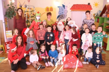 Дядо Коледа намина днес в детската градина с подаръци дузина