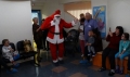 Дядо Коледа с мустак зарадва малките пациенти в детското отделение на болницата в Гоце Делчев