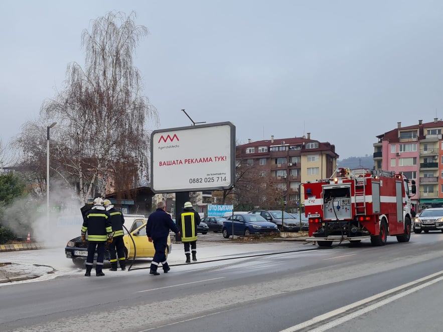 Късмет! Лек автомобил се запали в движение, за малко не взриви бензиностанция Варко в Благоевград