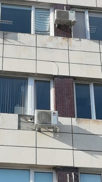 Внимание! Опасност от падащи плочки от поликлиниката в Благоевград