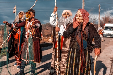 За поредна година кукерската група от село Полето показа, че и младите хора са ревностни пазители на традицията