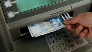 50 359 българи получават заплата над 5600 лв., 873 385 – под 736 лв.