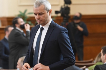 Костадинов плаши с големи протести срещу зеления сертификат