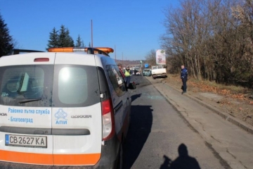 Зрелищна катастрофа край Благоевград: Камион смля спрял автомобил