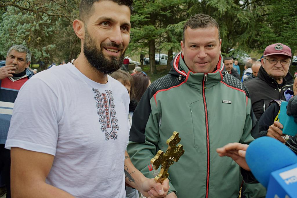 БОГОЯВЛЕНИЕ Е! ИВАН КИРИЛОВ ИЗВАДИ СВЕТИЯ КРЪСТ В САНДАНСКИ!