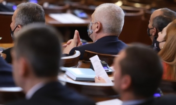 СЛЕД 6-ЧАСОВ ДЕБАТ ДНЕС: ДЕПУТАТИТЕ ЩЕ ВЛИЗАТ СЪС ЗЕЛЕН СЕРТИФИКАТ, САМИ ЩЕ СИ ПЛАЩАТ ТЕСТОВЕТЕ