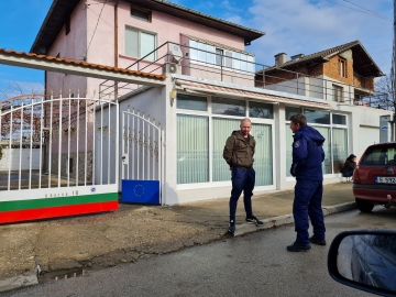 Полиция и социалните на крак! Ревнив баща от Благоевград отвлече двете си деца