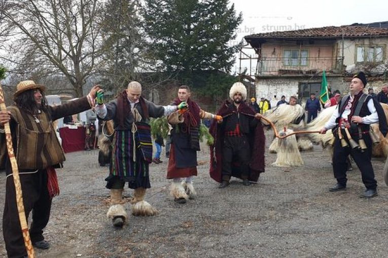 В Гайтаниново спазиха традицията, кукери разтърсиха тесните улички в селото с музика и танци