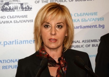 Мая Манолова атакува: Асфалтиране + Бойко на власт = Реформи