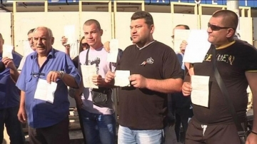 Благоевградските протестиращи счупиха огражденията пред парламента