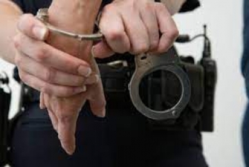 Белезници за четирима за кражба в хранителен магазин в с. Черниче