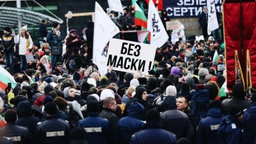 Депутатите напуснаха през задния вход, влязоха 15 протестиращи за преговори