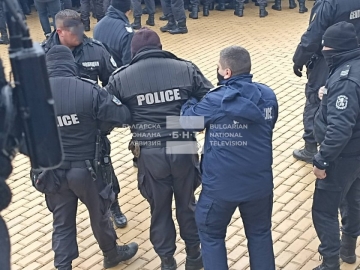 МВР: Четирима полицаи са пострадали при опита на протестиращите да влязат в НС