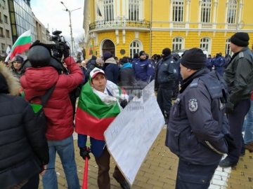 Боят настана! Протестиращи щурмуват НС, полицията ги отблъсква, има колабирали