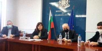 Здравният министър пред протестиращите: Твърдо съм против задължителната ваксинация