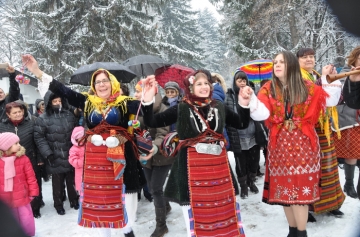 Редят стари снимки от Бабинден в музея в Разлог