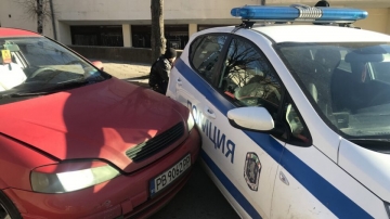 Пиян на талпа помля полицейска кола