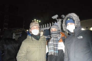 Двама братя от Разлог се сдобиха с юбилейната монета на Стоянка Мутафова след 8 часа на опашка пред БНБ при -10 градуса