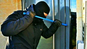 Разбиха стена за да ограбят склад в Дупница, изчезнаха много пари