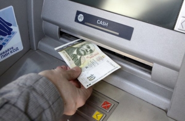 Тесла: Банките сложиха край на безплатното теглене от банкомат