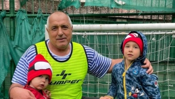 Бойко подари снежен човек за ЧРД на внука си Бойко
