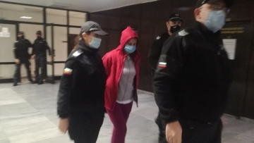 Майката, убила двете си деца в Сандански, припадна в съда