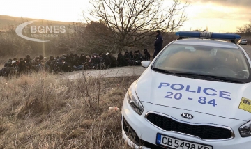 Заловиха голяма група мигранти край Нова Загора