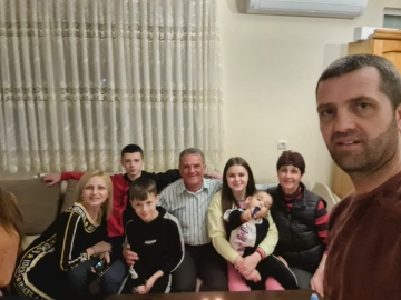 Кметът на с. Габрово Добрин Хамбарджийски подслади празника си с шоколадово изкушение с 69 свещи