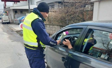 Полицейска проверка с цвете за 8 март