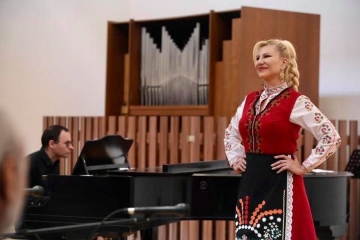 ДА СБЪДНЕШ МЕЧТАТА СИ НА 51. Певицата Нелина първокурсничка в ЮЗУ