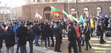Кметът на Петрич Д. Бръчков и бившият губернатор на Благоевград Б. Михайлов на протеста срещу ареста на Б. Борисов