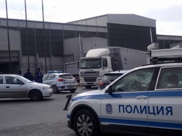Полиция блокира зърнобазата в село Свобода